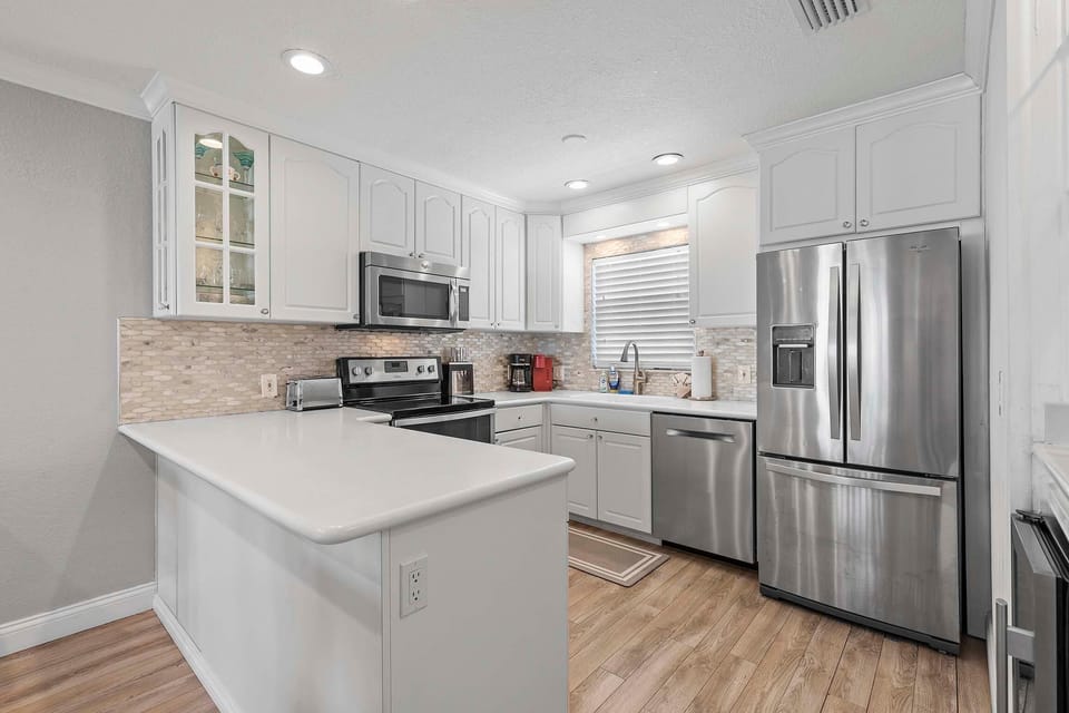 Condo, Multiple Beds (Colony Beach Club 248) | Private kitchen | Oven, toaster