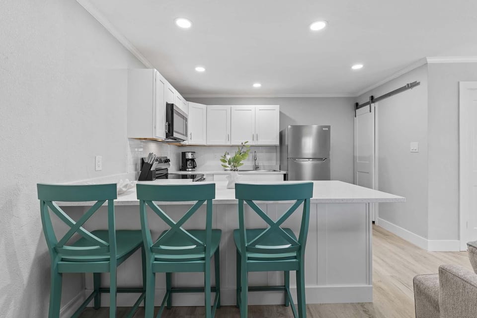 Condo, 1 Queen Bed with Sofa bed (Flagler Suites 1) | Private kitchen | Oven, toaster