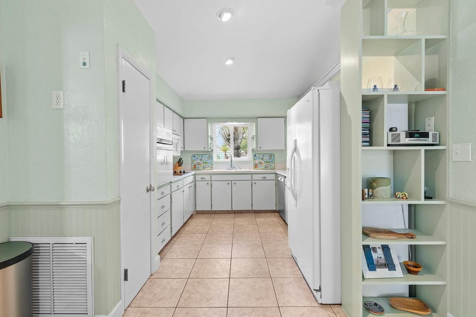House, Multiple Beds (Evergreen) | Private kitchen | Oven, toaster