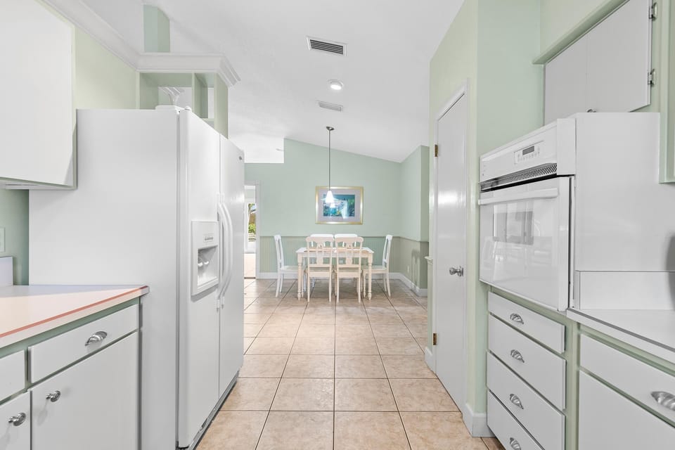House, Multiple Beds (Evergreen) | Private kitchen | Oven, toaster
