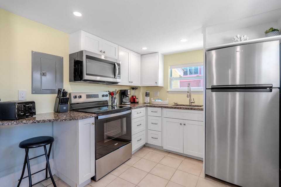 House, 1 Queen Bed with Sofa bed (Island Paradise 6) | Private kitchen | Oven, toaster