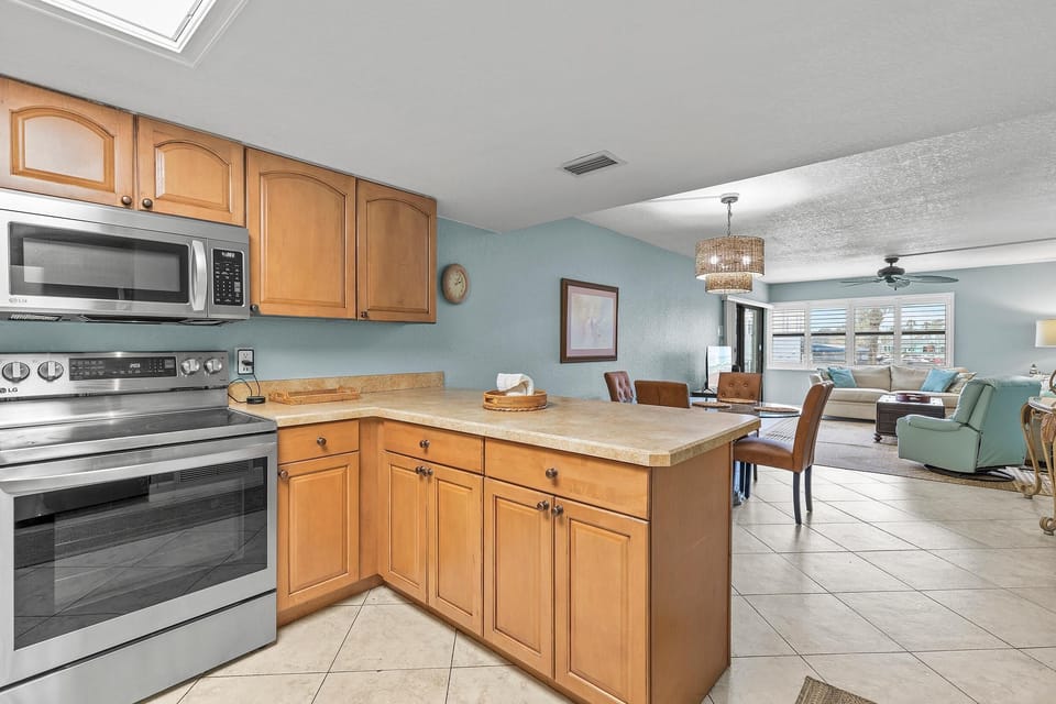 Condo, 1 King Bed with Sofa bed (Ocean Reef Villas 207) | Private kitchen | Oven, toaster