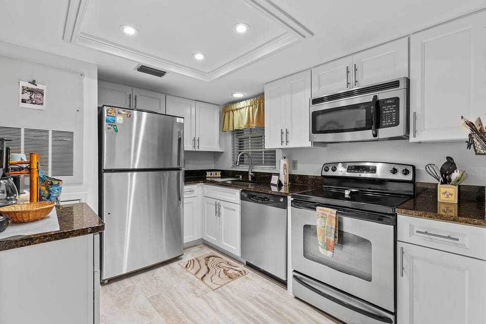 Condo, 2 Queen Beds (Sea Woods 123) | Private kitchen | Oven, toaster