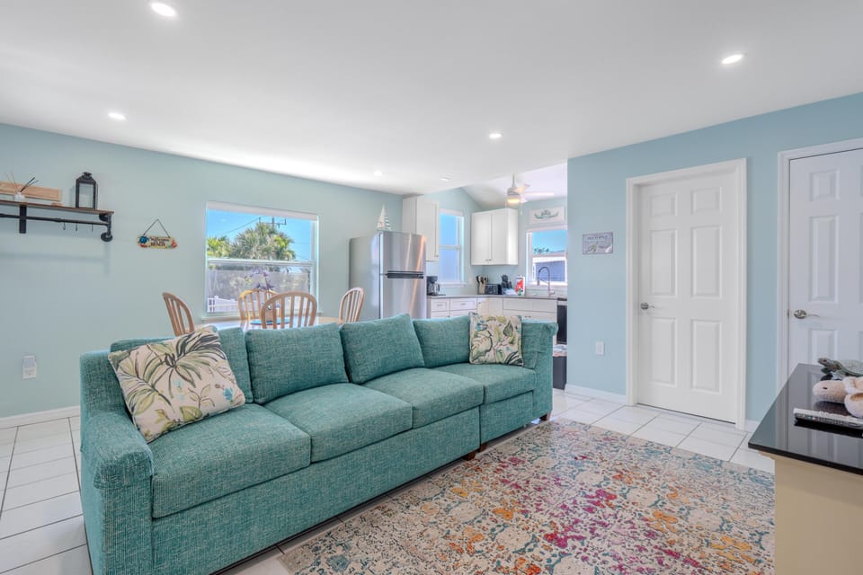 House, 1 Queen Bed with Sofa bed (Island Paradise 4) | Living area
