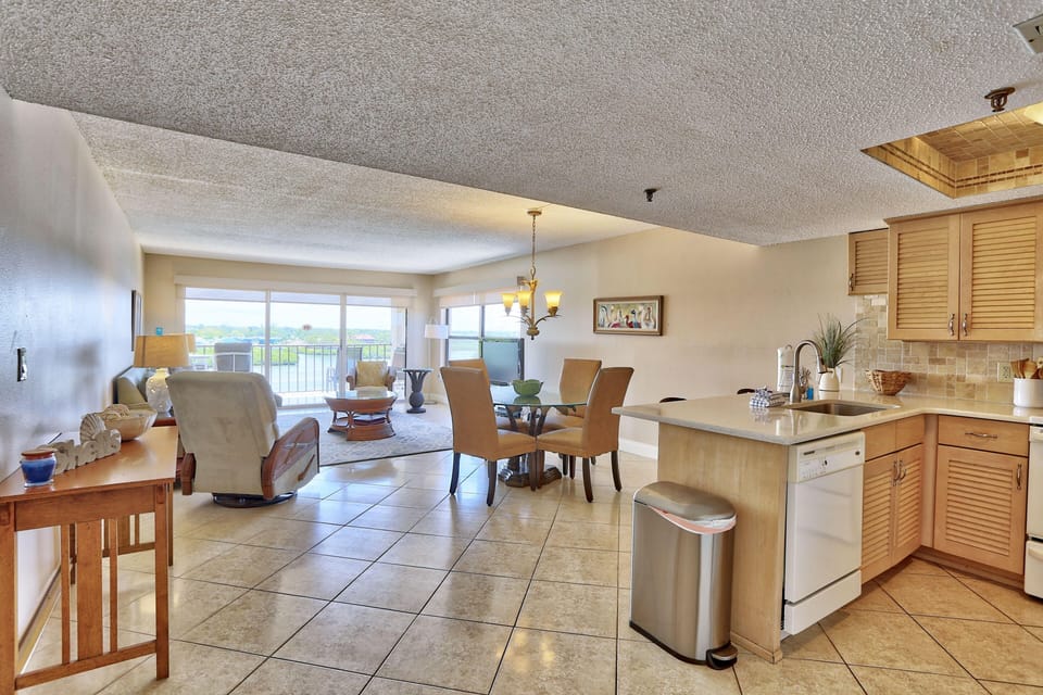 Condo, Multiple Beds (Sea Club #405 - Manatee Zone) | Interior