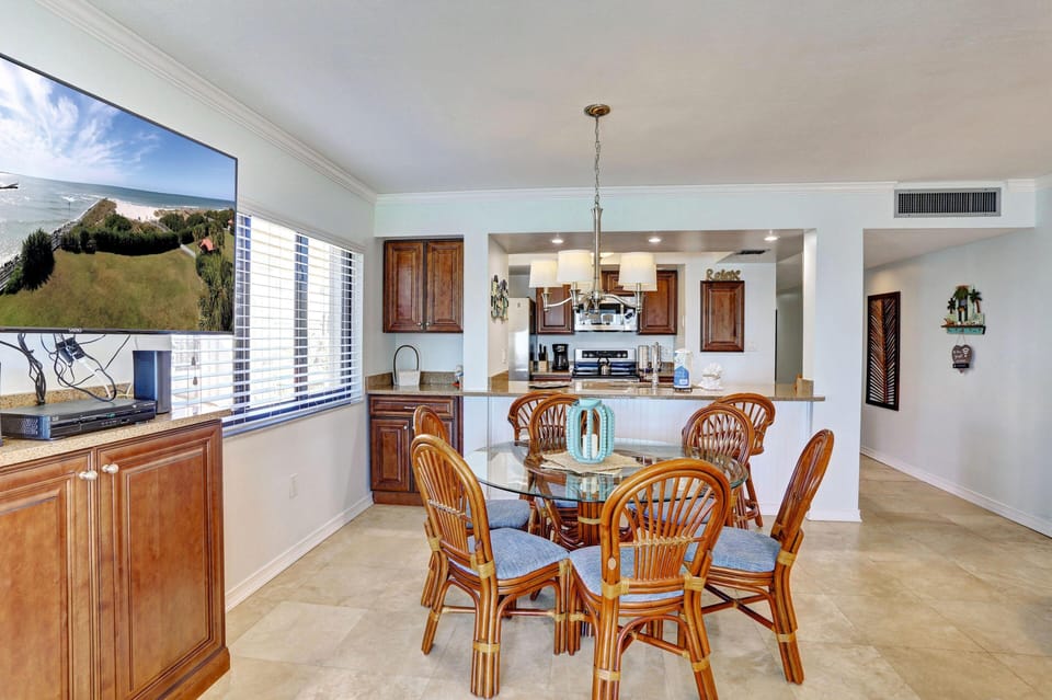 Condo, Multiple Beds (Land's End 5-305 Gulf-Bay Front) | Dining