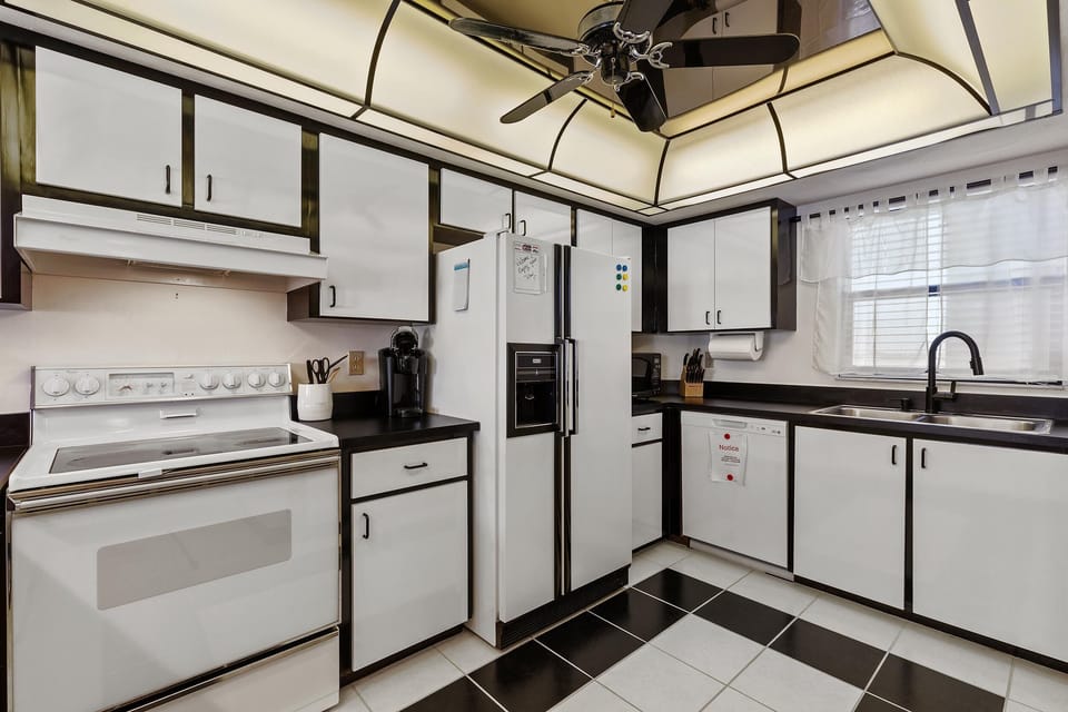 Condo, 1 Queen Bed (Ocean Terrace Club 601) | Private kitchen | Oven, toaster