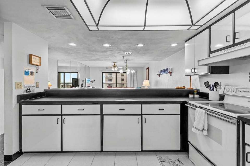 Condo, 1 Queen Bed (Ocean Terrace Club 601) | Private kitchen | Oven, toaster