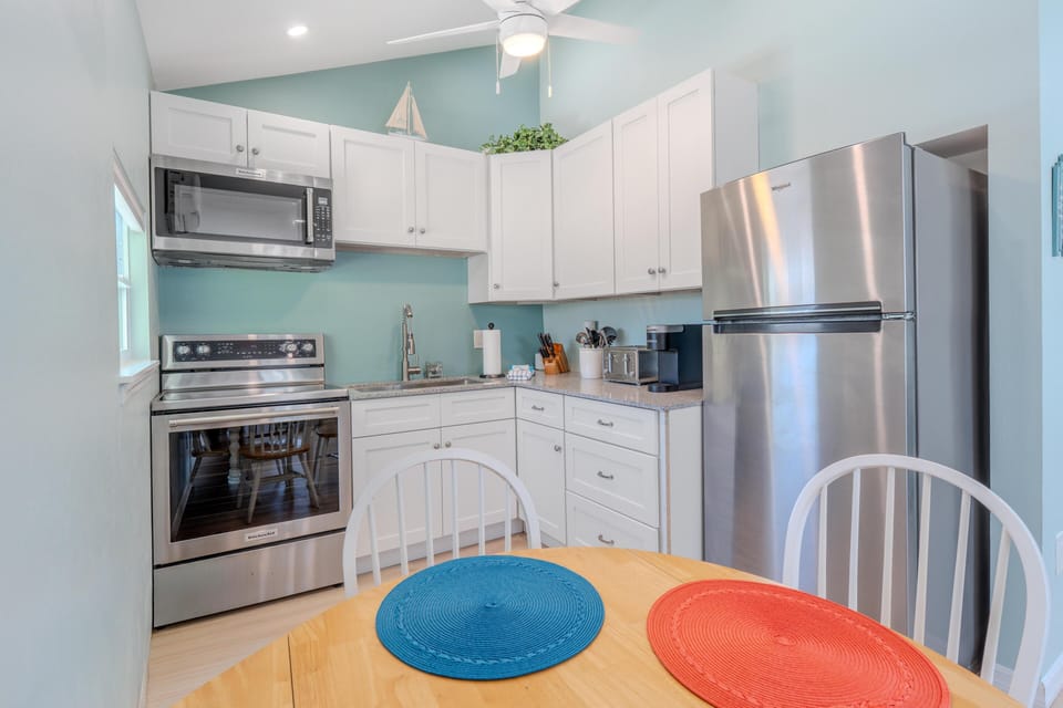 House, 1 King Bed with Sofa bed (Island Paradise Cottage) | Private kitchen | Oven, toaster