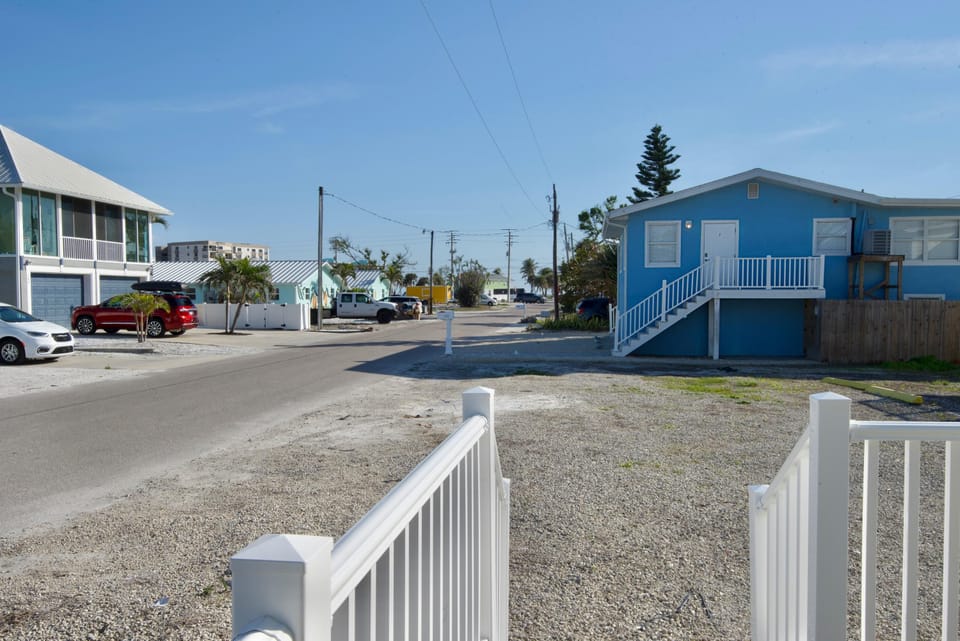 House, 1 King Bed with Sofa bed (Island Paradise Cottage) | Property grounds