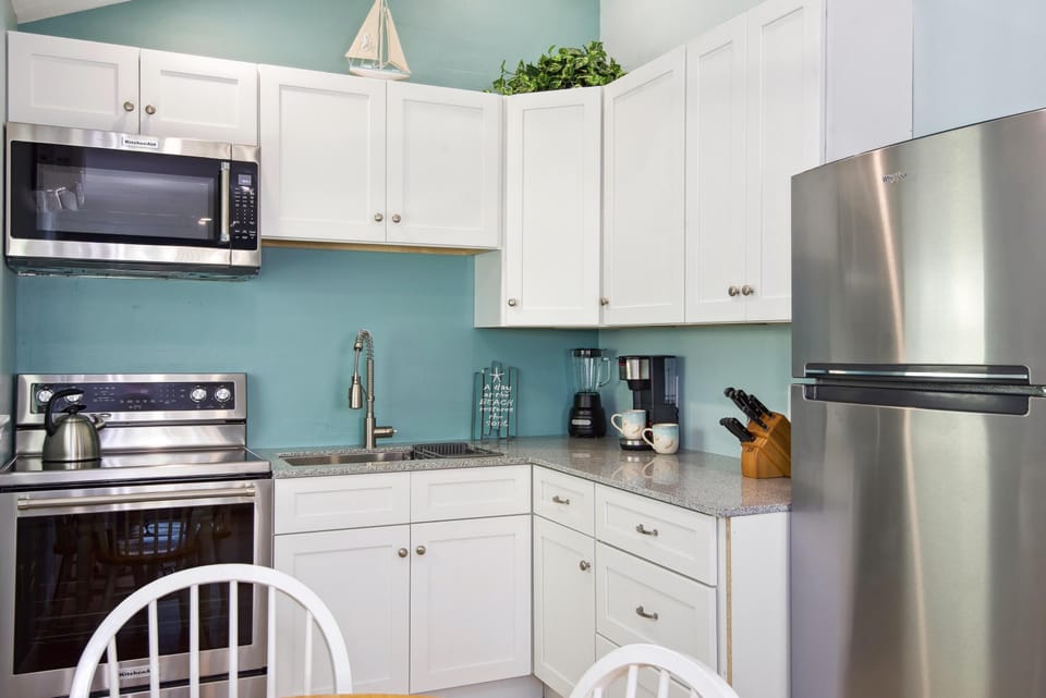House, 1 King Bed with Sofa bed (Island Paradise Cottage) | Private kitchen | Oven, toaster
