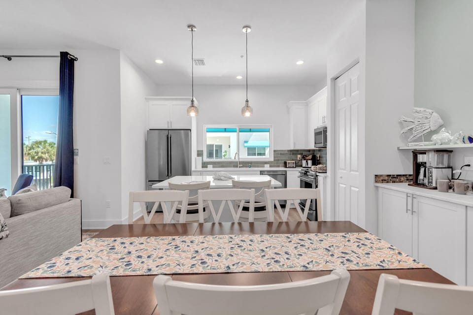 House, Multiple Beds (Azul Townhomes B3) | Dining