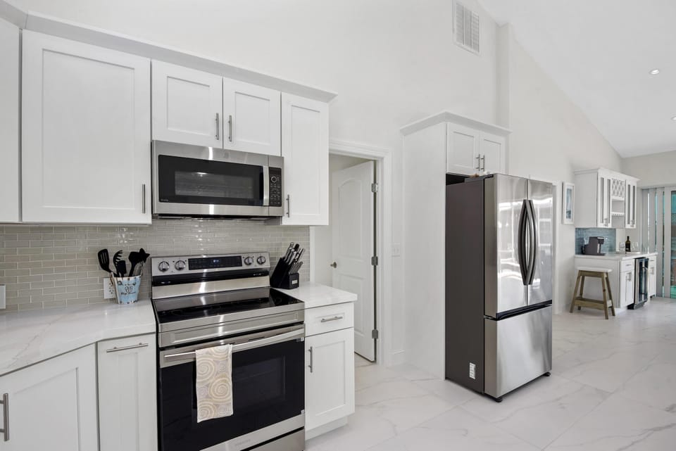 House, Multiple Beds (Paradise Palms) | Private kitchen | Oven, toaster
