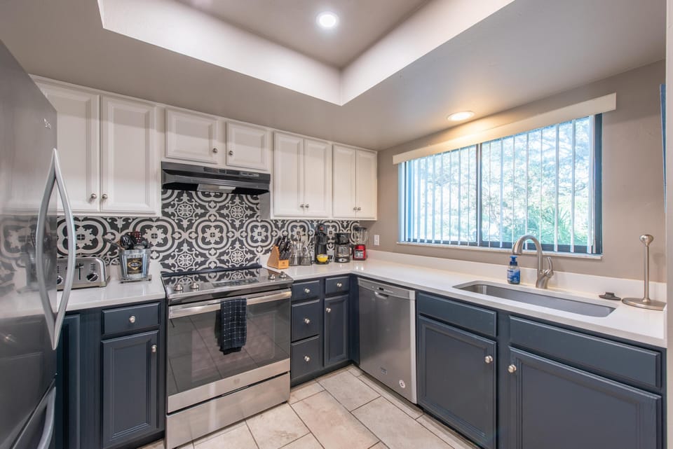 Condo, 1 King Bed with Sofa bed (Sea Woods 115) | Private kitchen | Oven, coffee/tea maker, toaster, blender