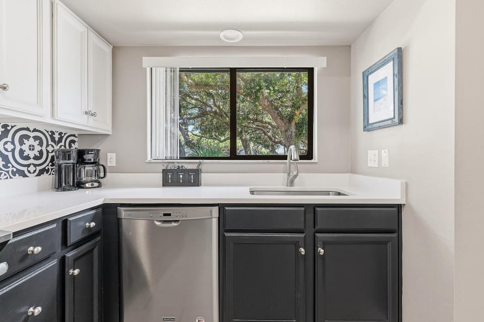 Condo, 1 King Bed with Sofa bed (Sea Woods 115) | Private kitchen | Coffee/tea maker, oven, toaster, blender
