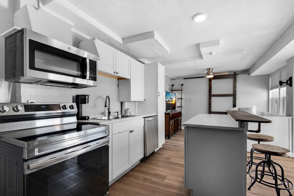 House, Multiple Beds (Beach Bay Bliss) | Private kitchen | Oven, toaster