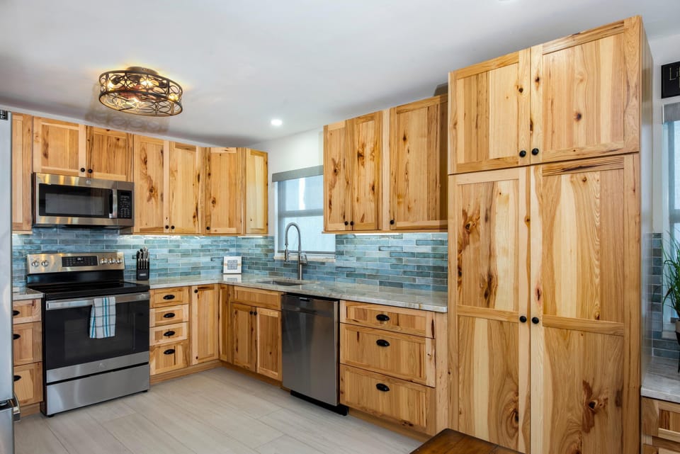 House, Multiple Beds (Island Vibes) | Private kitchen | Oven, toaster