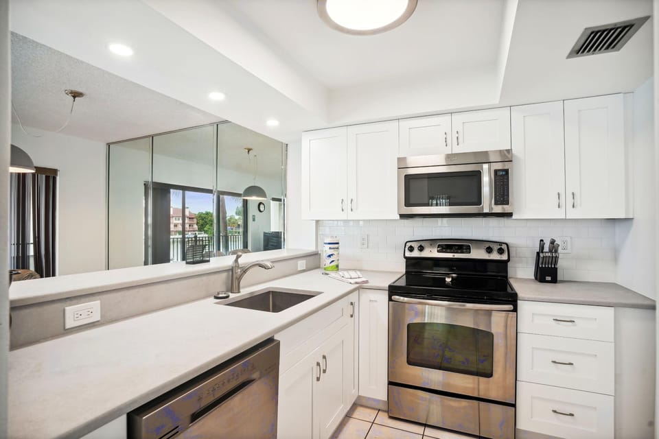 Condo, Multiple Beds (Land's End 4-201 Bay Front - Premier) | Private kitchen | Oven, toaster