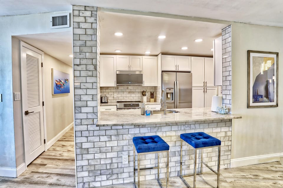 Condo, 1 King Bed with Sofa bed (Land's End 1-206 Bay Front-Premier) | Private kitchen | Oven, toaster