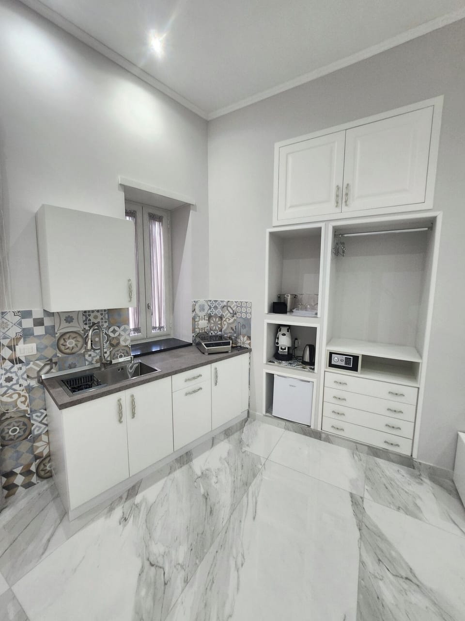 Superior Suite, Balcony, City View | Private kitchen | Mini-fridge