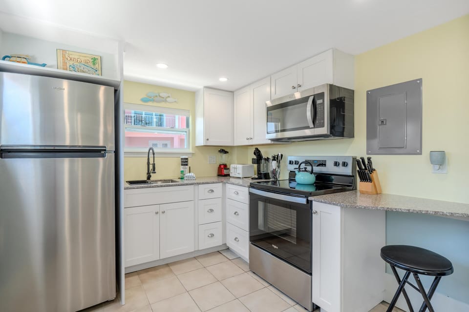 House, 1 Queen Bed with Sofa bed (Island Paradise 5) | Private kitchen | Oven, toaster
