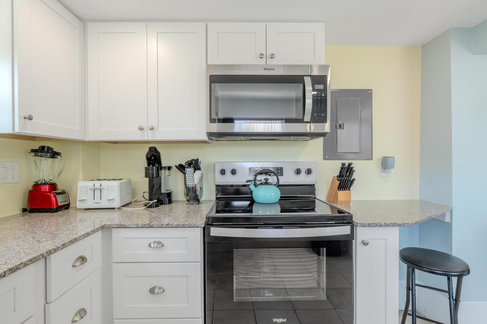 House, 1 Queen Bed with Sofa bed (Island Paradise 5) | Private kitchen | Oven, toaster