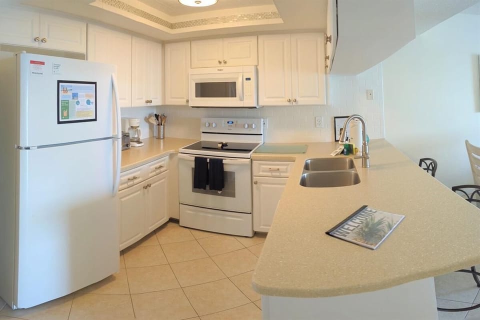 Condo, Multiple Beds (Sea Club #402 - Isle Be Back) | Private kitchen | Oven, toaster