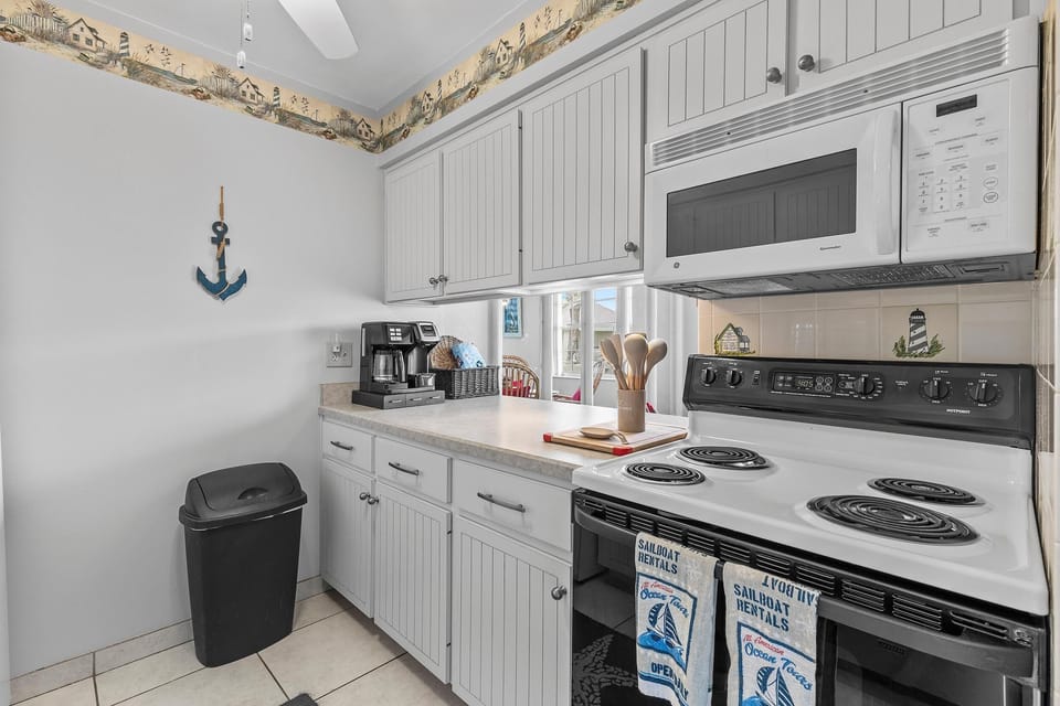 Condo, 1 King Bed with Sofa bed (Colony Beach Club 209) | Private kitchen | Oven, toaster