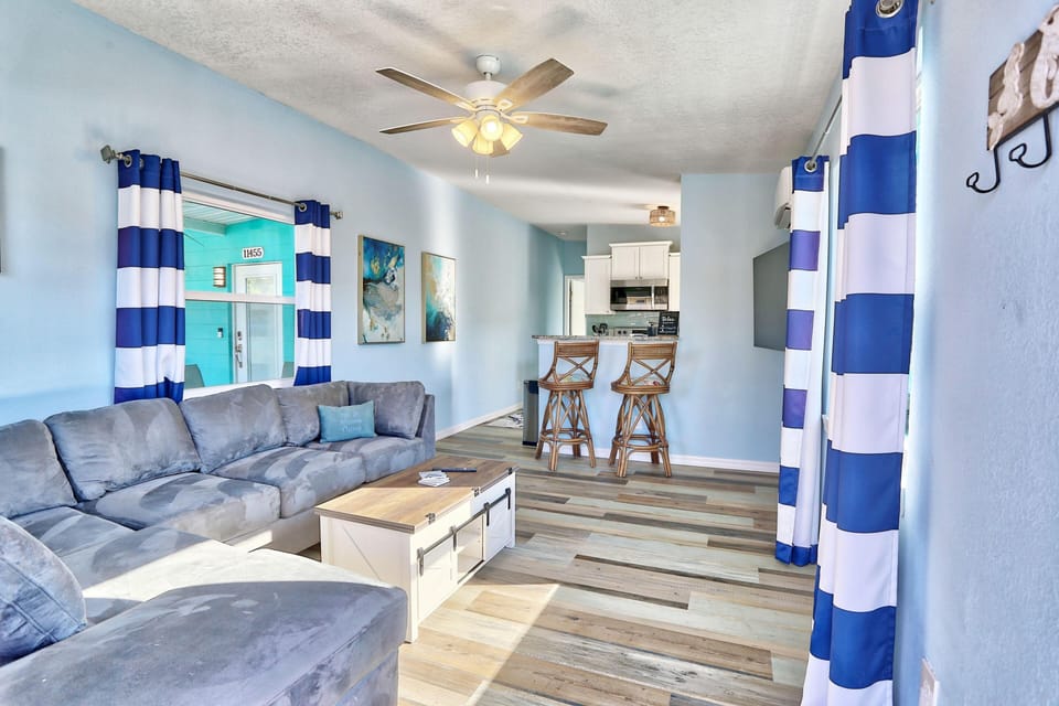 House, 1 King Bed (Shore Thing) | Living area