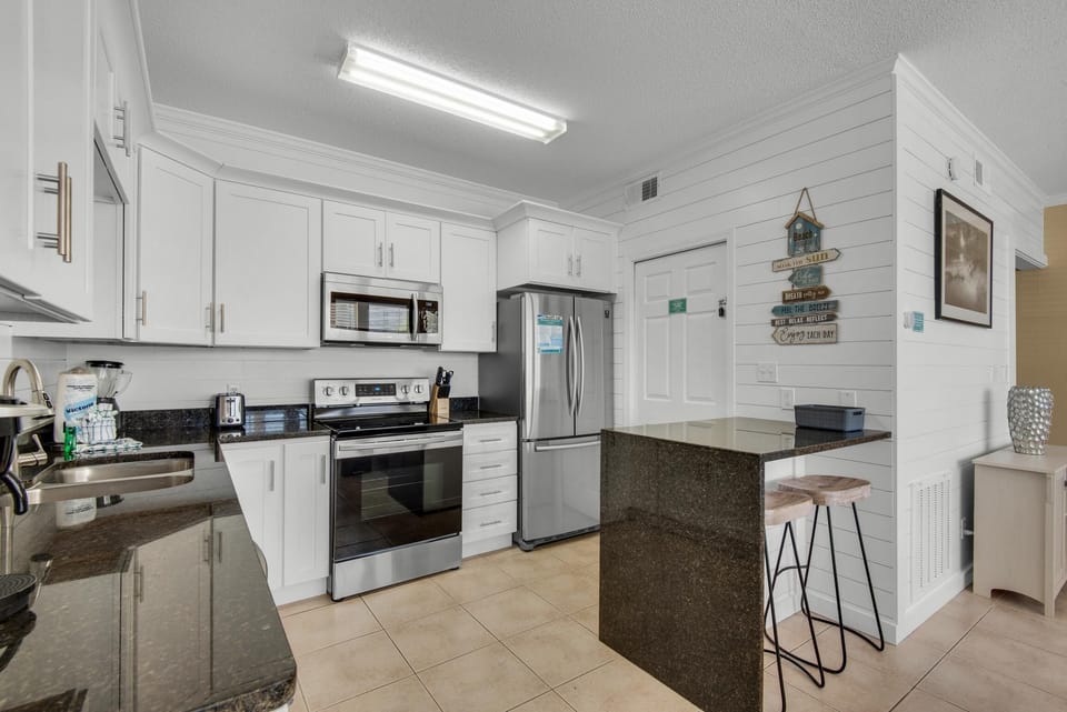 Condo, Multiple Beds (Poinciana Place #123) | Private kitchen | Oven, toaster
