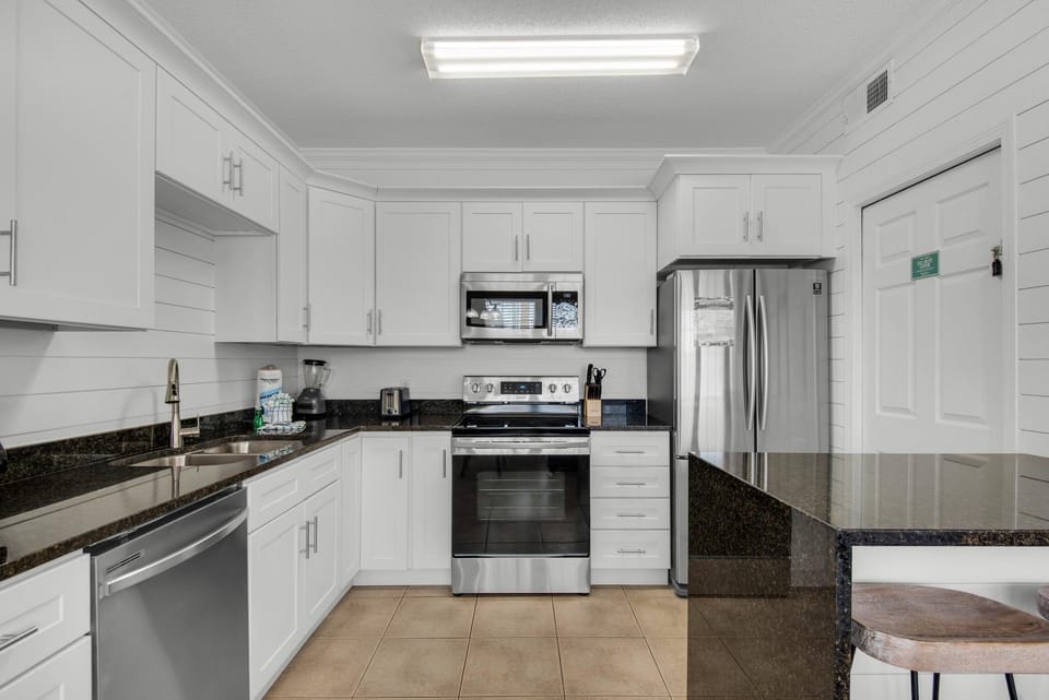 Condo, Multiple Beds (Poinciana Place #123) | Private kitchen | Oven, toaster