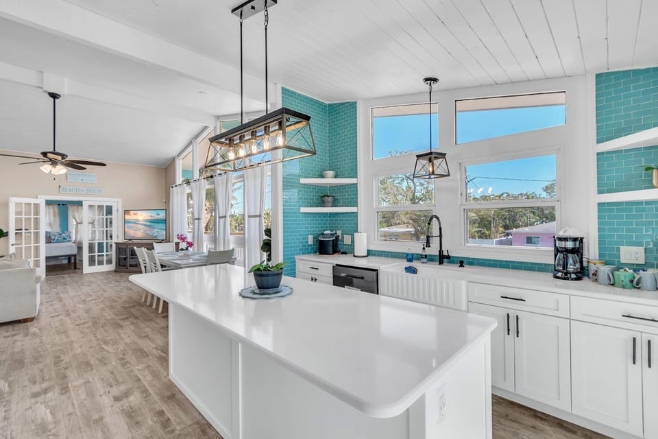 House, Multiple Beds (Bates Avenue House) | Private kitchen | Oven, toaster