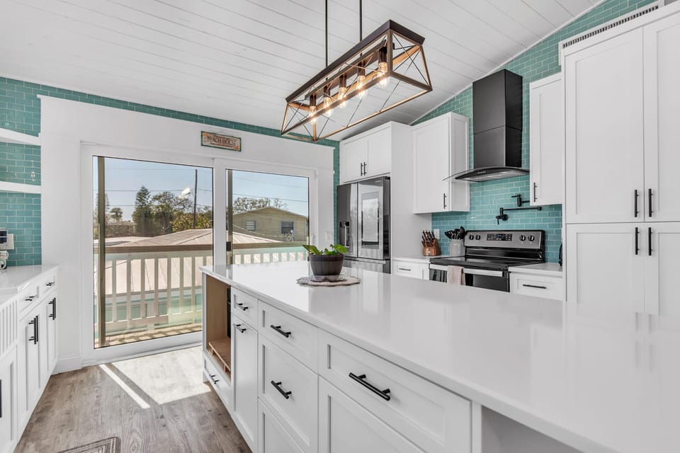 House, Multiple Beds (Bates Avenue House) | Private kitchen | Oven, toaster