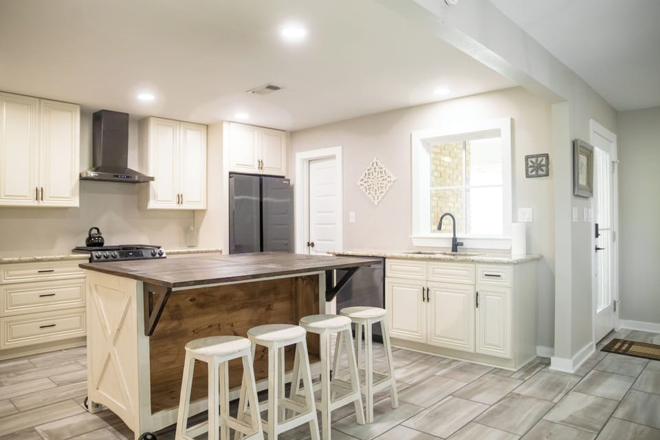 Full kitchen with with island