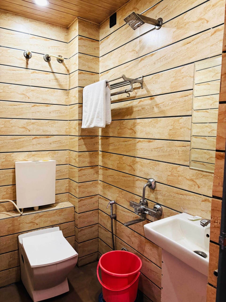 Executive Room | Bathroom | Shower, free toiletries, towels, soap