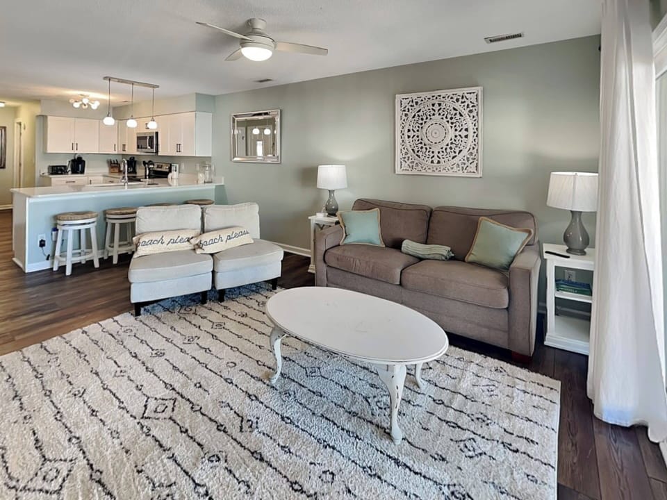 Studio (2 Bedrooms) | Living area | TV