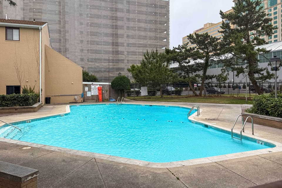 Beachgate Condos | Community Amenities | Outdoor Pool