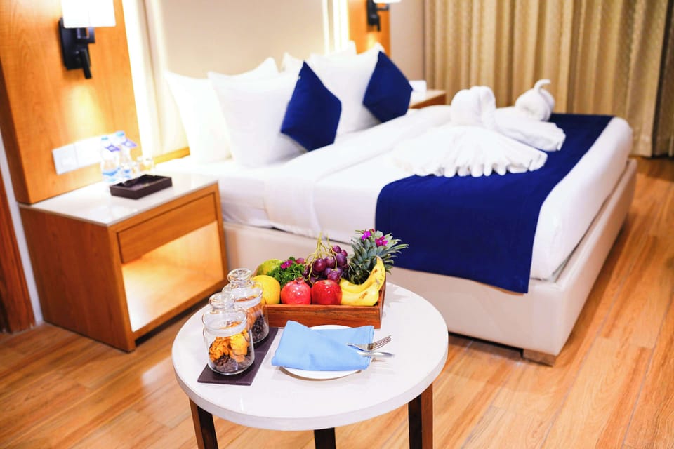 Deluxe Room, 1 King Bed, Non Smoking | Soundproofing, free WiFi