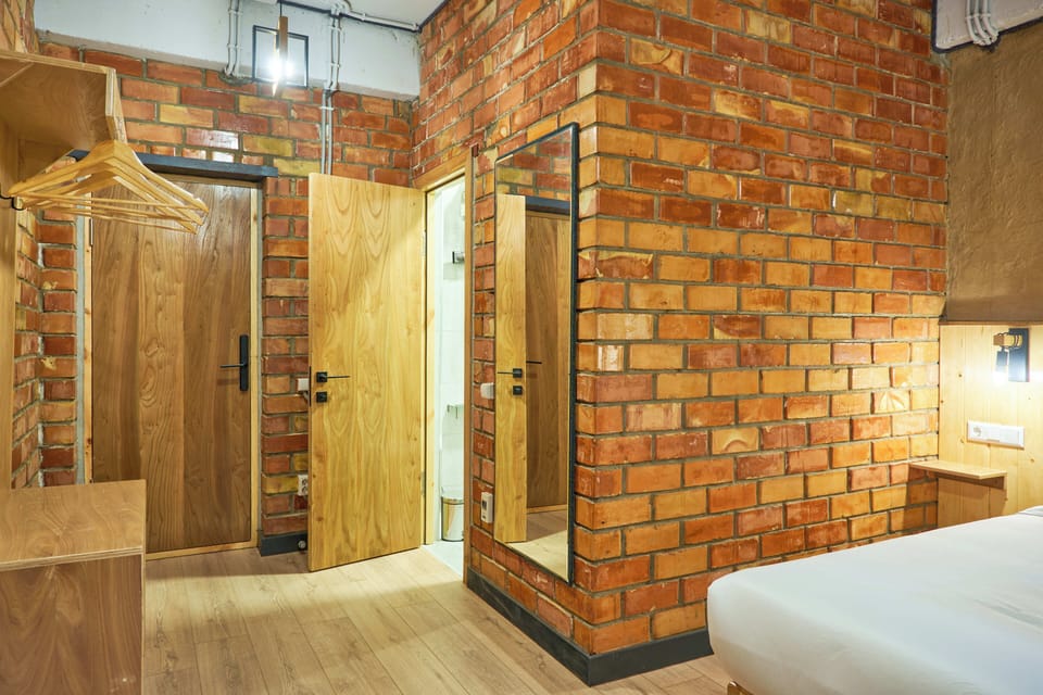 Laptop workspace, soundproofing, free WiFi, bed sheets