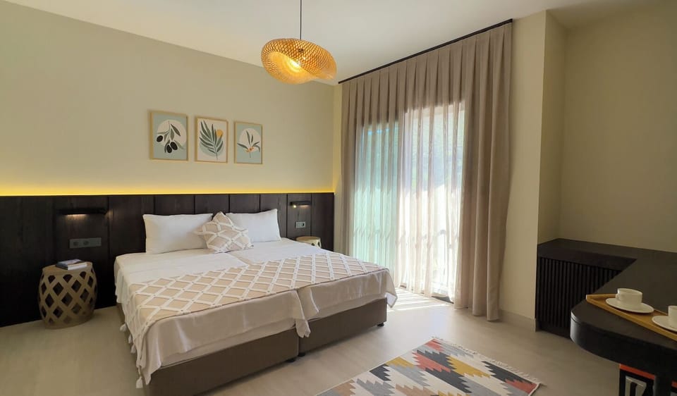 Double or Twin Room, Garden View | Minibar, in-room safe, laptop workspace, bed sheets