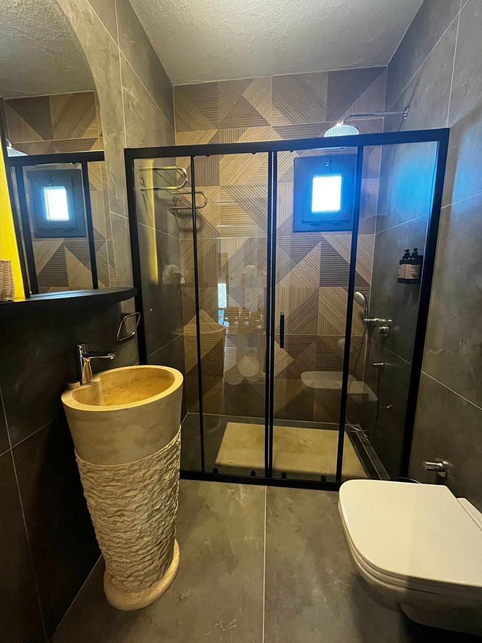 Double or Twin Room, Garden View | Bathroom | Shower, free toiletries, slippers, towels