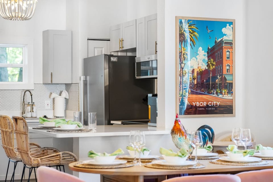 6 seats at the dining table + 2 at the kitchen counter