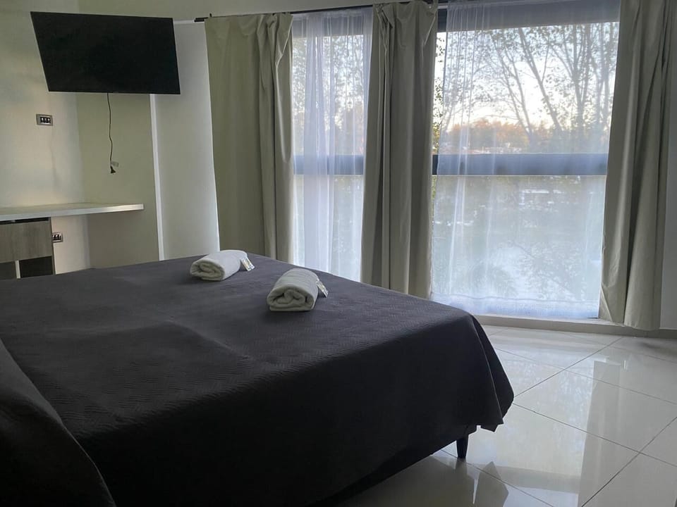 Deluxe Double or Twin Room, Balcony, Lake View | Desk, laptop workspace, free WiFi, bed sheets
