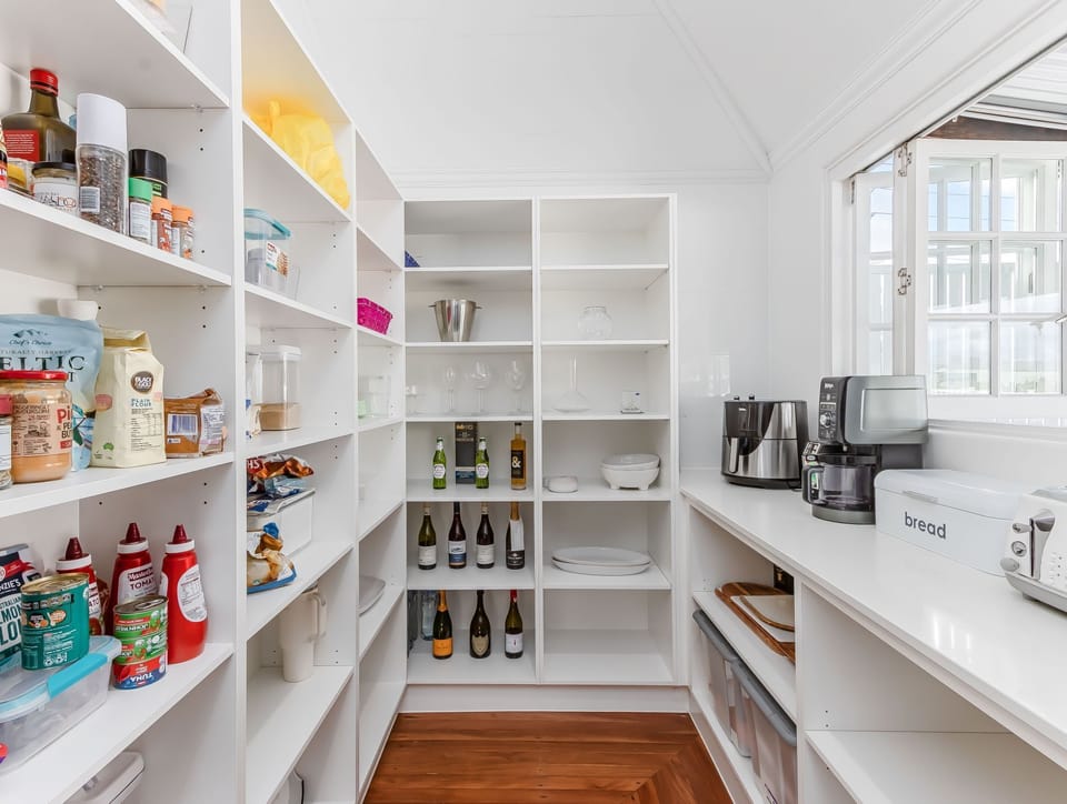 Luxury House, River View | Private kitchen | Electric kettle, toaster, blender, cleaning supplies