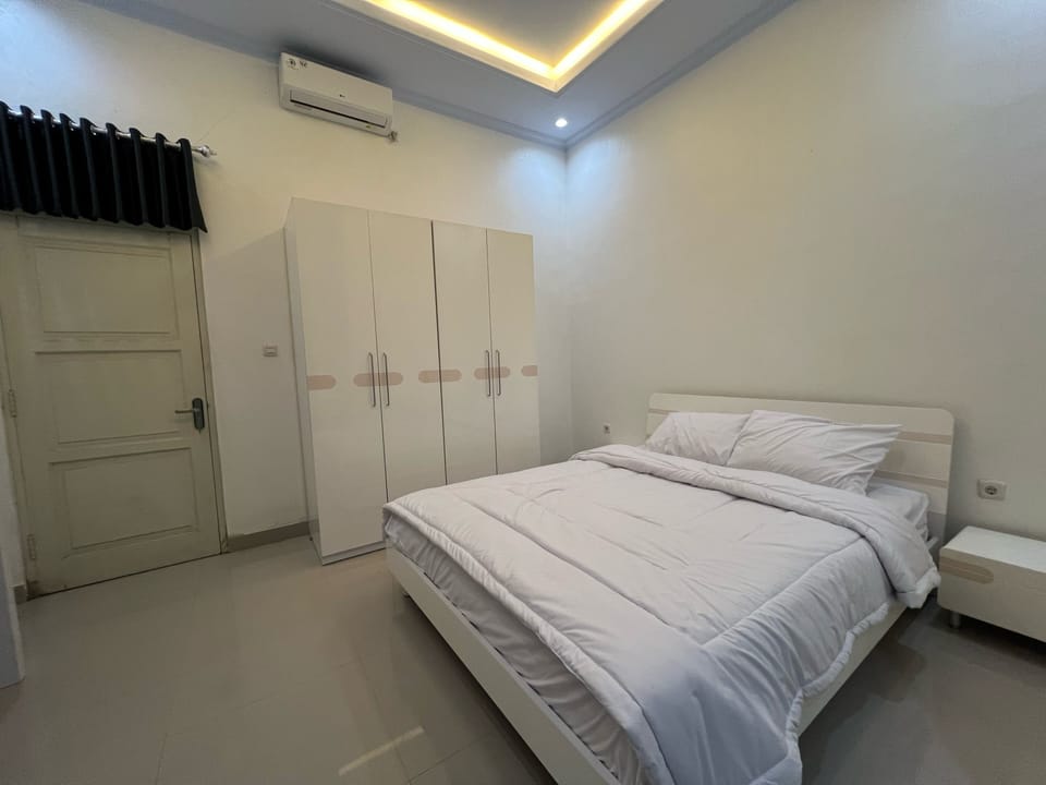Deluxe Double Room, Courtyard View | Desk, laptop workspace, soundproofing, iron/ironing board