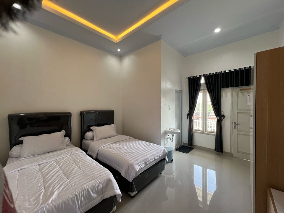 Comfort Twin Room, Garden View | Desk, laptop workspace, soundproofing, iron/ironing board