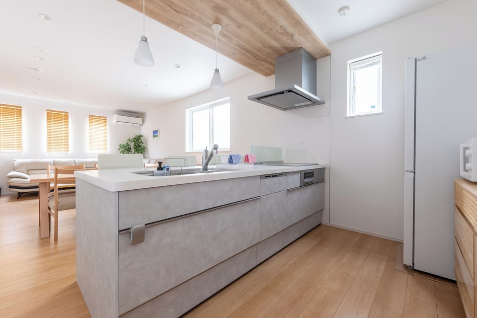 Full-size fridge, microwave, stovetop, electric kettle