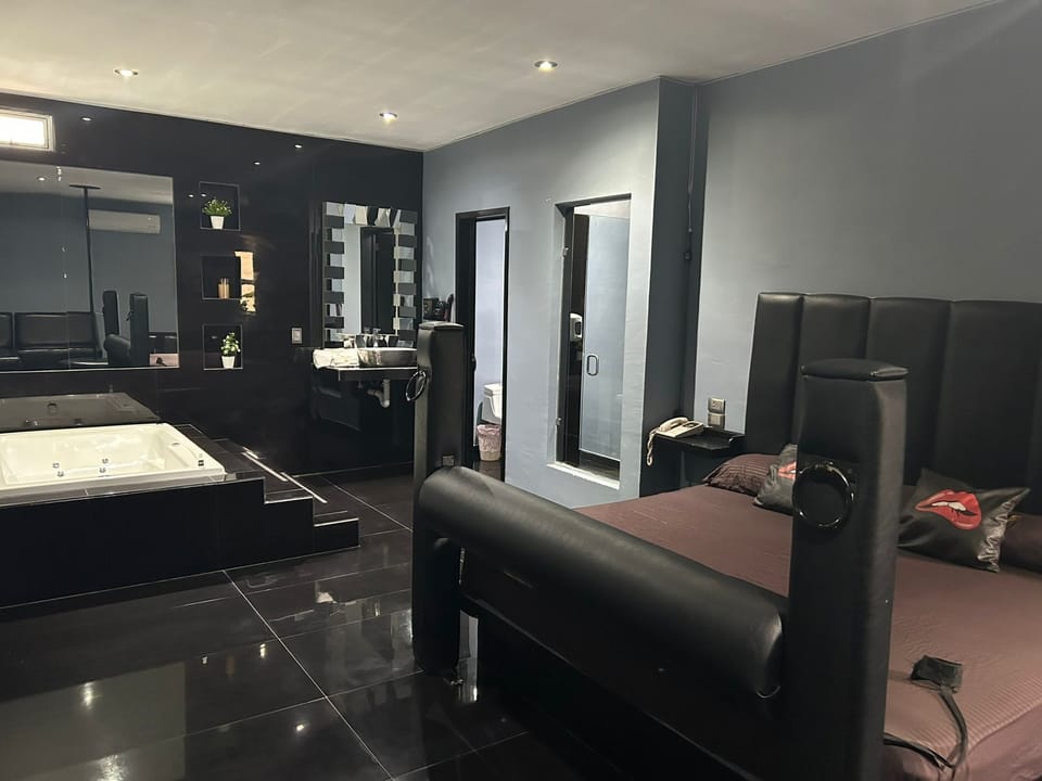Deluxe Room | Desk, free WiFi