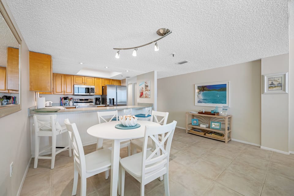Dining for four and a breakfast bar
