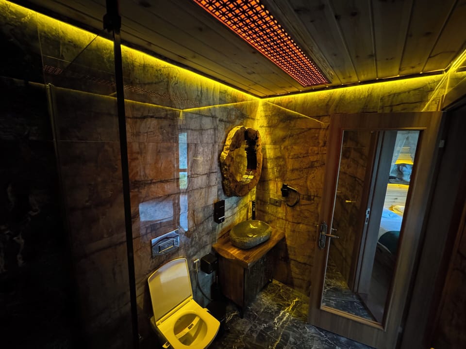 Studio Suite, River View | Bathroom | Combined shower/tub, free toiletries, hair dryer, towels